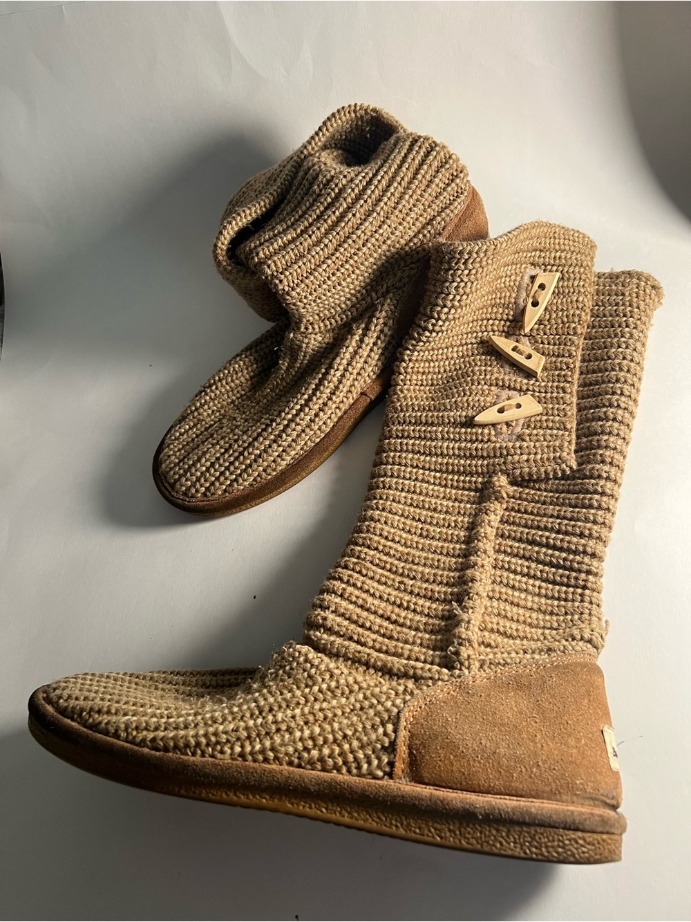 Versitle BearPaw Women’s Tan Knit Boots Size 10, can wear long or short